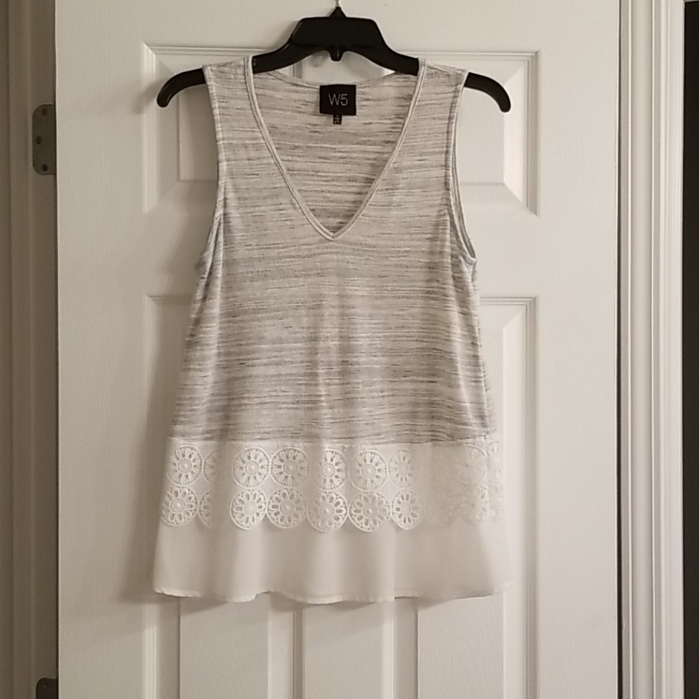 Seeveless top with a lace hem